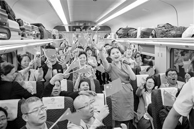 10月1日，乘客們在列車上共同慶祝新中國成立70周年。 蘭州局集團(tuán)供圖