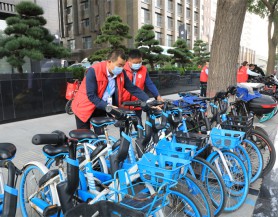 甘肅文旅集團和廣武門后街社區(qū)開展“整治共享單車亂停亂放”志愿服務(wù)活動